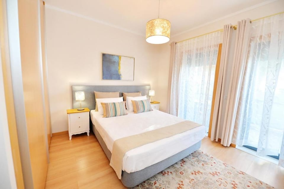 Bed, TV and multimedia, Bedroom