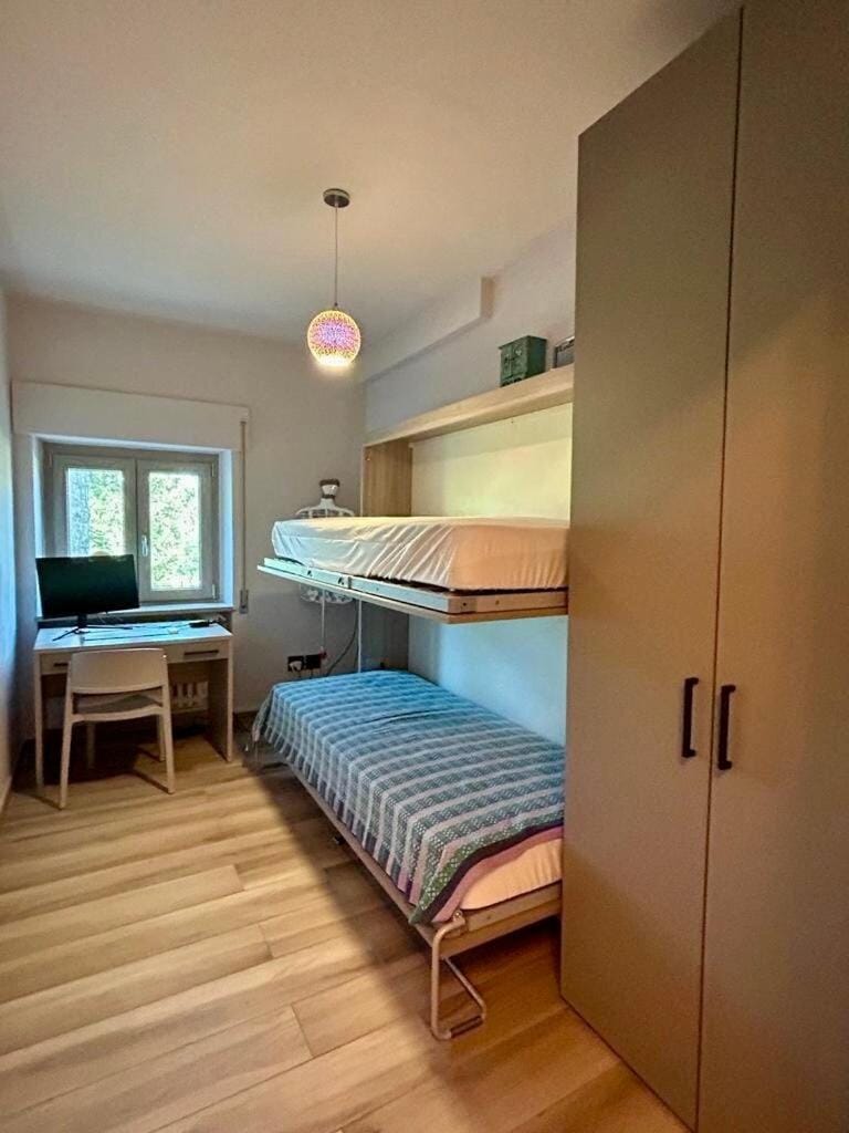 Bedroom, bunk bed