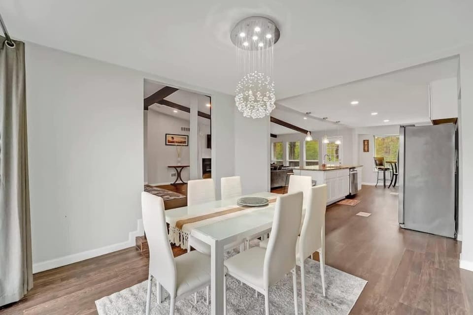 Serene Deck 10 Mins Garland City Square House in Garland