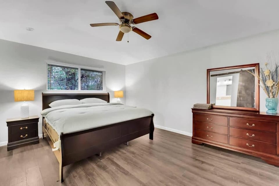 Serene Deck 10 Mins Garland City Square House in Garland