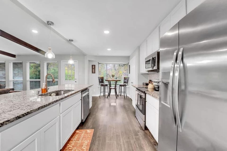 Serene Deck 10 Mins Garland City Square House in Garland