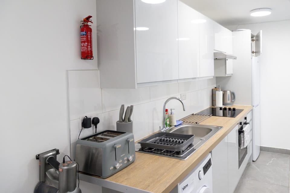 Coffee/tea facilities, microwave, oven, stove, washing machine, kitchen