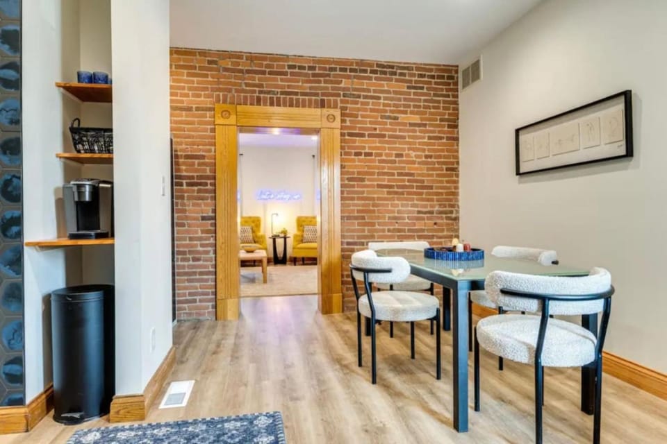 THE BEST Downtown Spot Free parking Pet friendly Apartment in Indianapolis