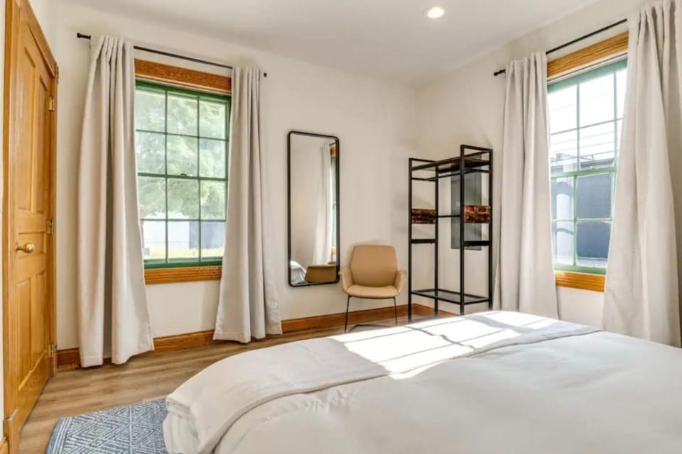 THE BEST Downtown Spot Free parking Pet friendly Apartment in Indianapolis
