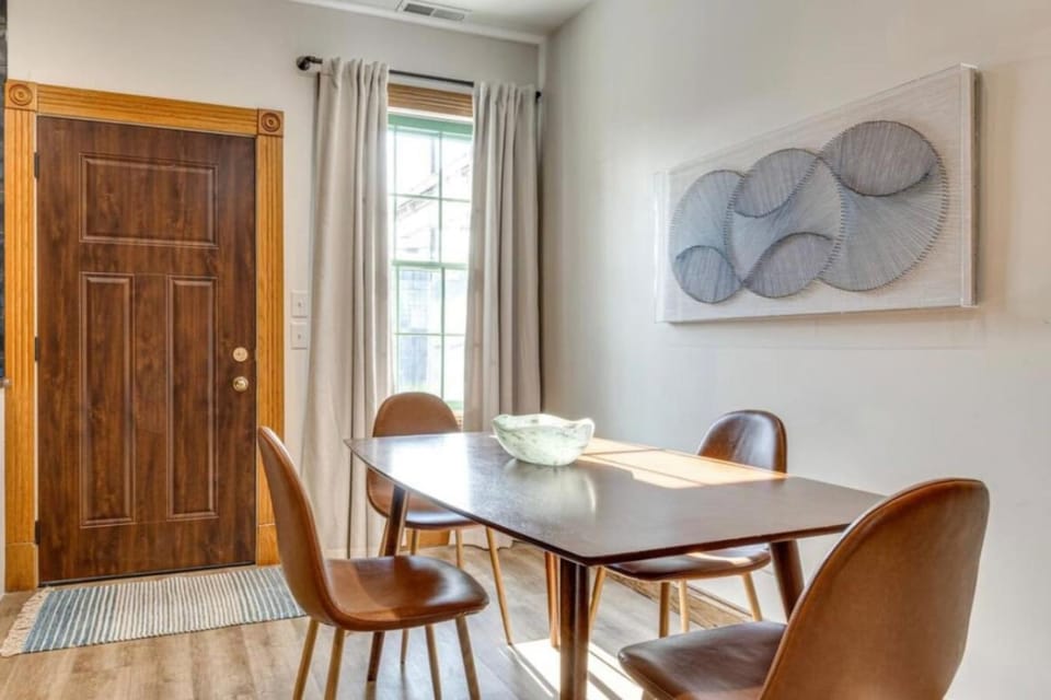 Studio 500 Downtown Gem Free Parking and Pets OK Apartment in Indianapolis