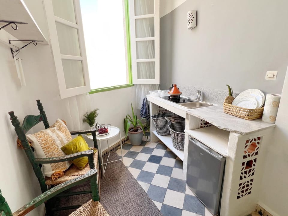 Kitchen or kitchenette, Dining area, kitchen