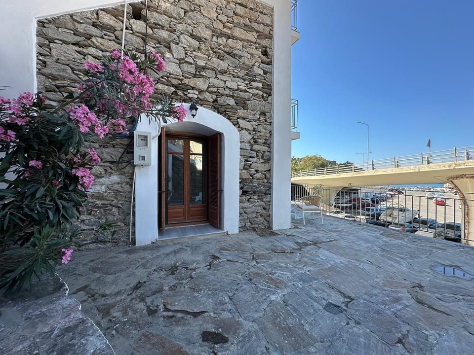 Property building, Day, Garden, Balcony/Terrace