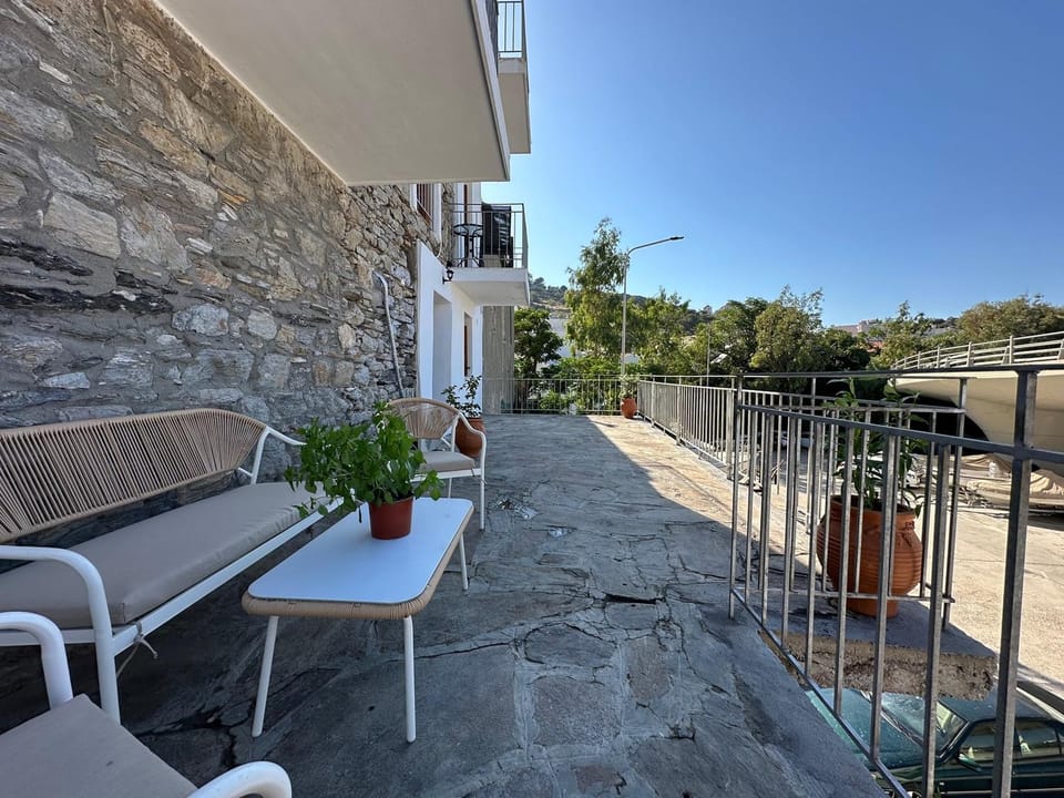 Property building, Patio, Day, Garden, Balcony/Terrace, Balcony/Terrace, Seating area