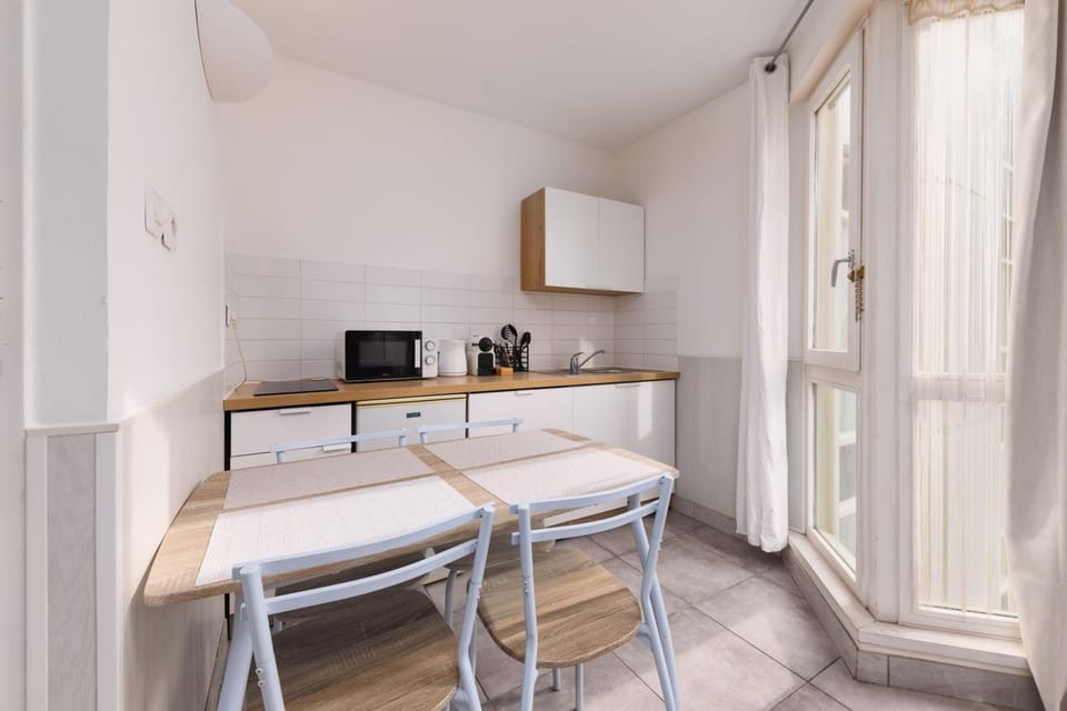 Coffee/tea facilities, Kitchen or kitchenette, Dining area, stove