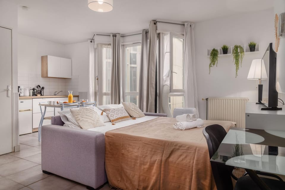 Bed, Living room, towels