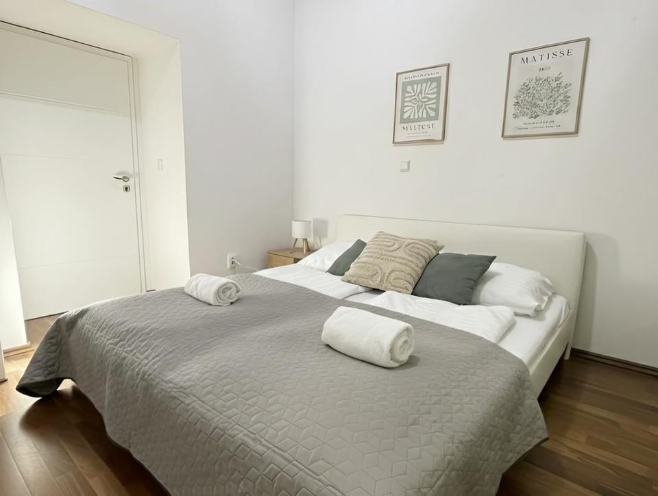 Bed, Bedroom, towels