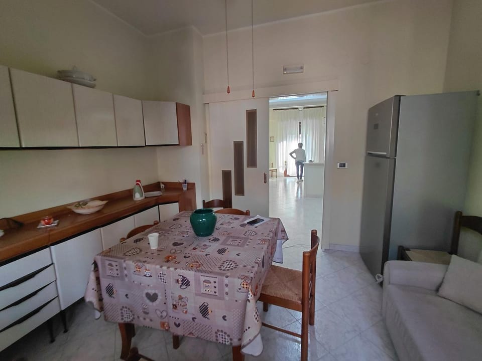 Kitchen or kitchenette, Living room, Seating area, Dining area, oven