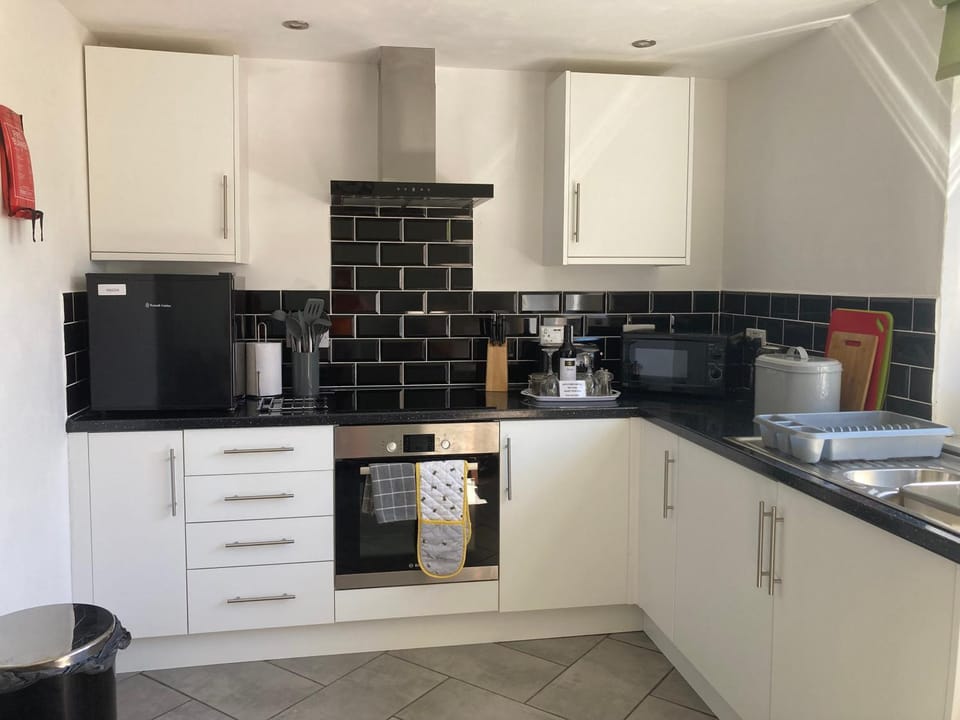 Coffee/tea facilities, Kitchen or kitchenette, oven, pet friendly, stove, toaster