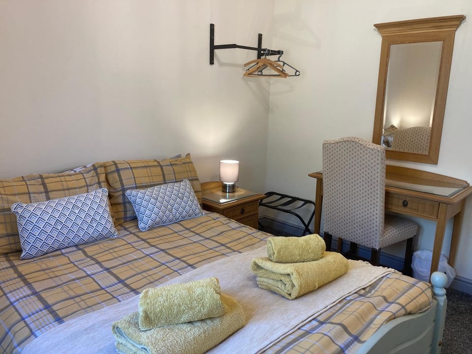 Bed, Bedroom, towels