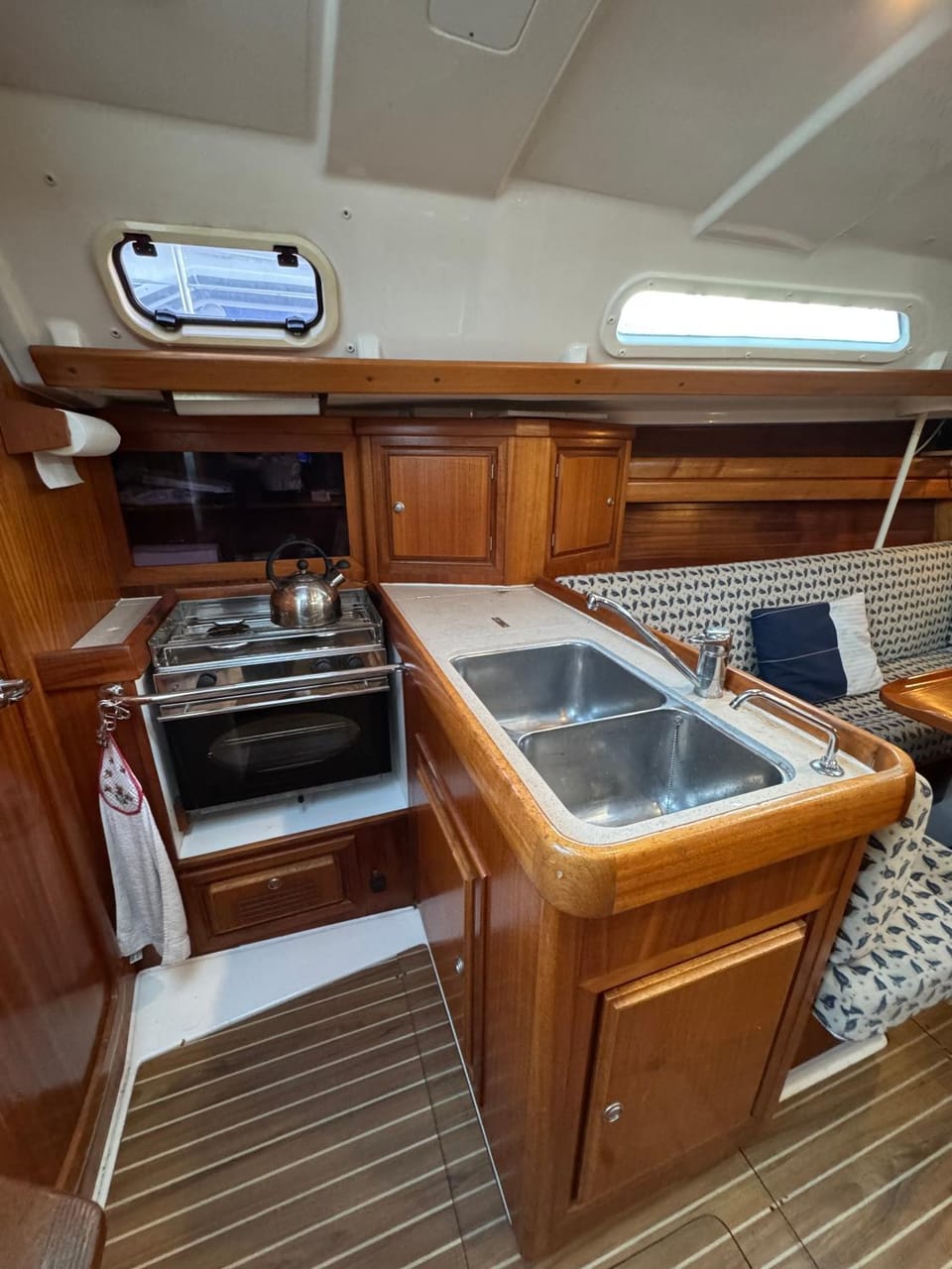 Kitchen or kitchenette, minibar