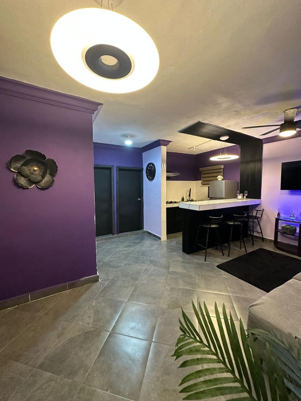 Kitchen or kitchenette, minibar