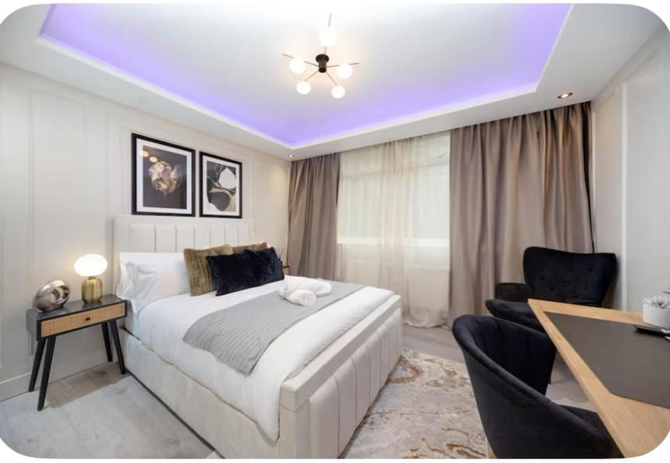 Bed, Photo of the whole room, Seating area, Bedroom