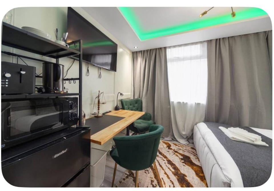 TV and multimedia, Kitchen or kitchenette, Photo of the whole room, Seating area, Bedroom