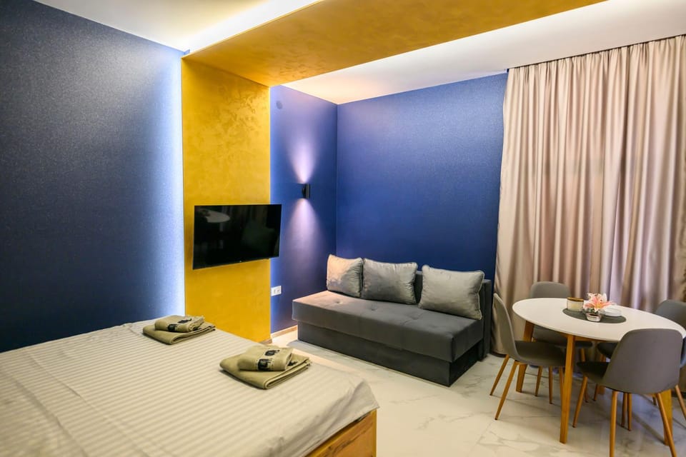 Bed, TV and multimedia, Living room, Photo of the whole room, Dining area