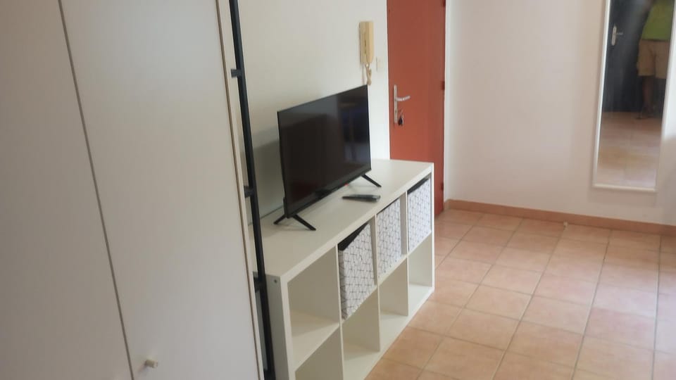 Communal lounge/ TV room, TV and multimedia, wardrobe
