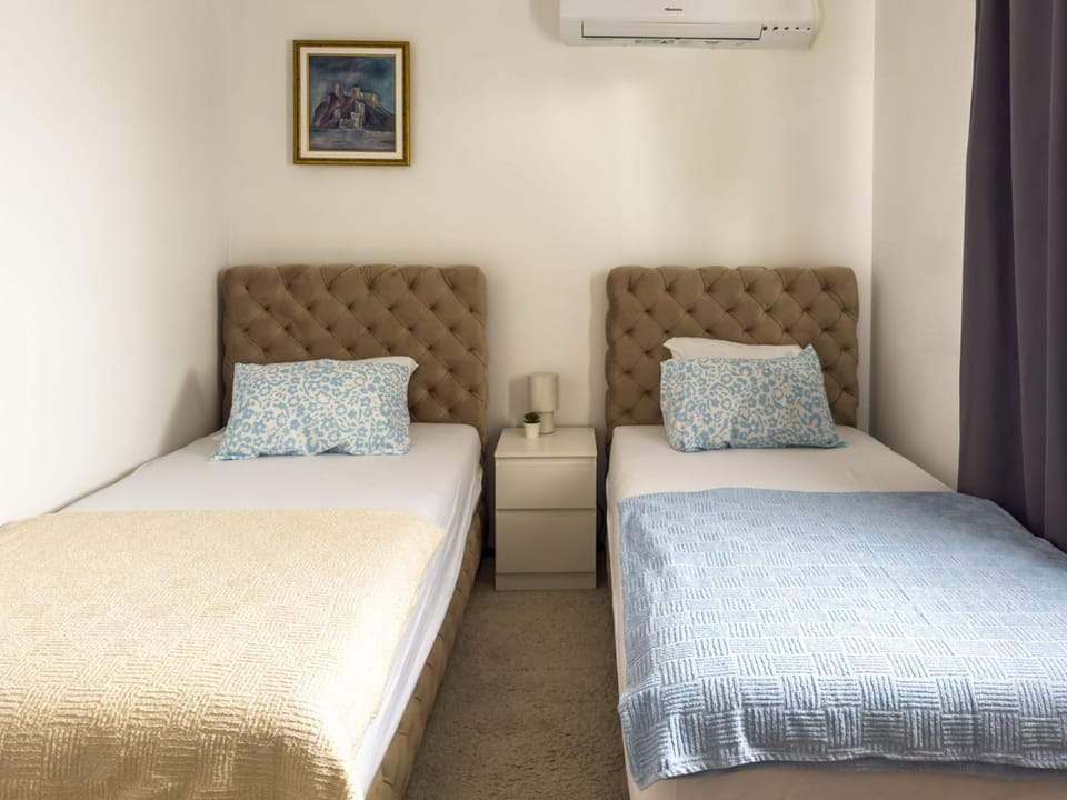 Bed, Bedroom, air conditioner