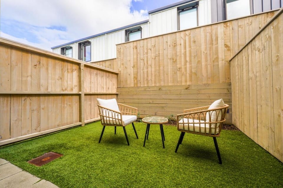 Chic 2-Bedroom Retreat in Grey Lynn Minutes to CBD House in Auckland