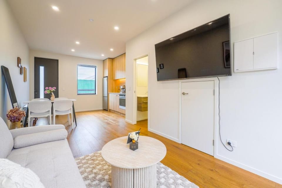 Chic 2-Bedroom Retreat in Grey Lynn Minutes to CBD House in Auckland