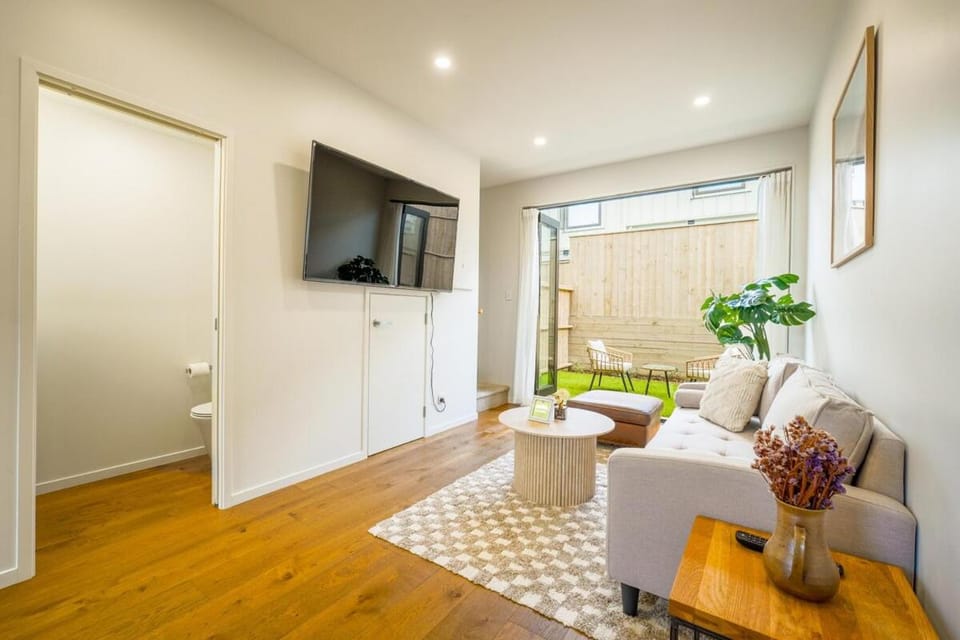 Chic 2-Bedroom Retreat in Grey Lynn Minutes to CBD House in Auckland