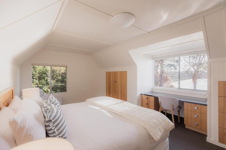 Cliff-Top Retreat Ocean Views House in Orford