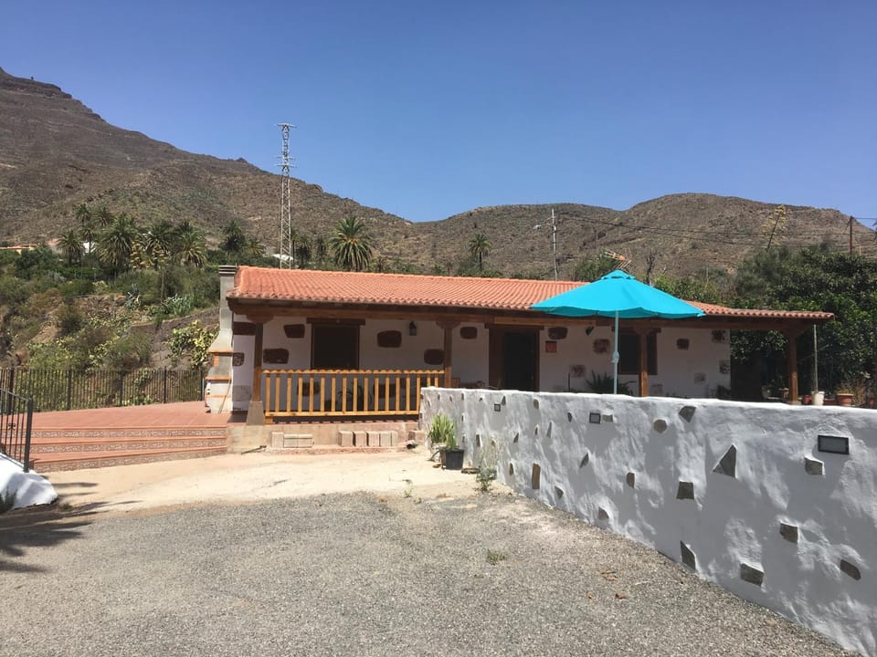 Property building, Facade/entrance, Balcony/Terrace, Swimming pool, Swimming pool