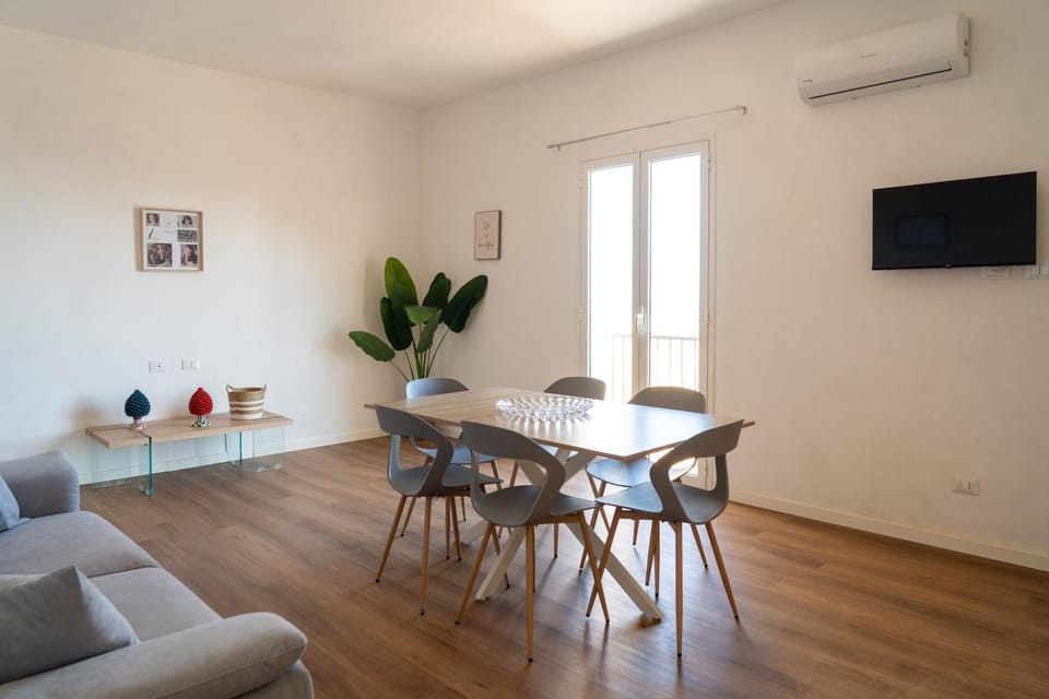 Communal lounge/ TV room, TV and multimedia, Living room, Seating area, Dining area, Evening entertainment, air conditioner