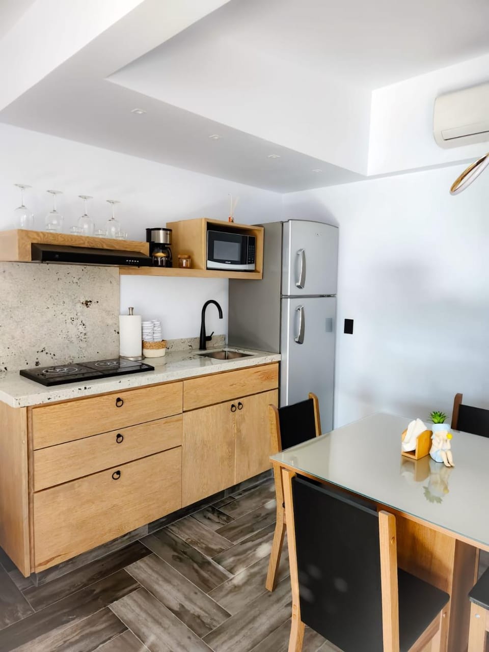 Coffee/tea facilities, Kitchen or kitchenette, Dining area, oven