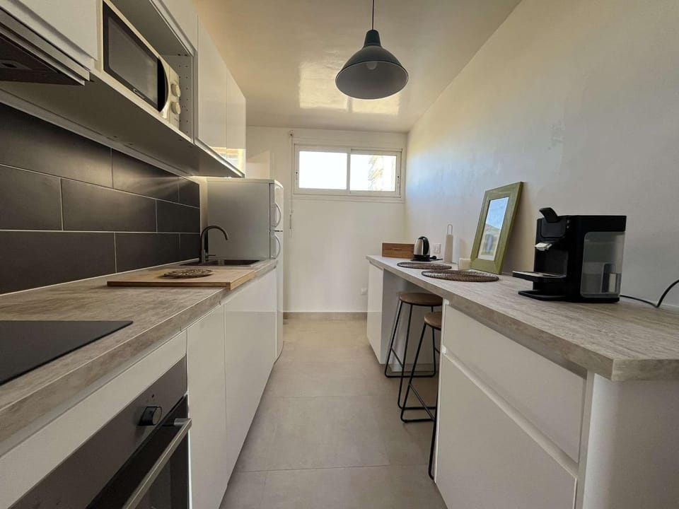 Appartement T2 Climatisé avec Terrasse et Parking au Lavandou - FR-1-308-211 Apartment in Le Lavandou