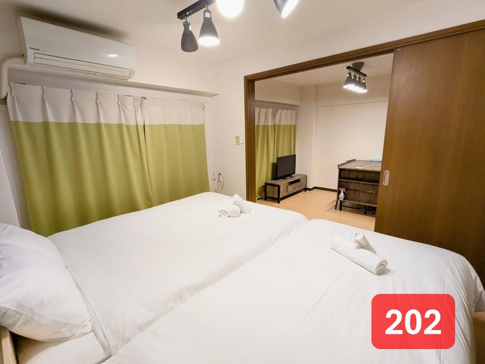 Bed, Bedroom, towels, air conditioner