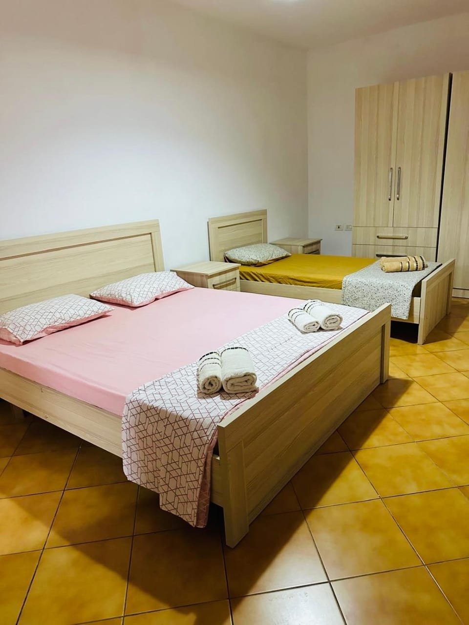 Bed, Bedroom, towels