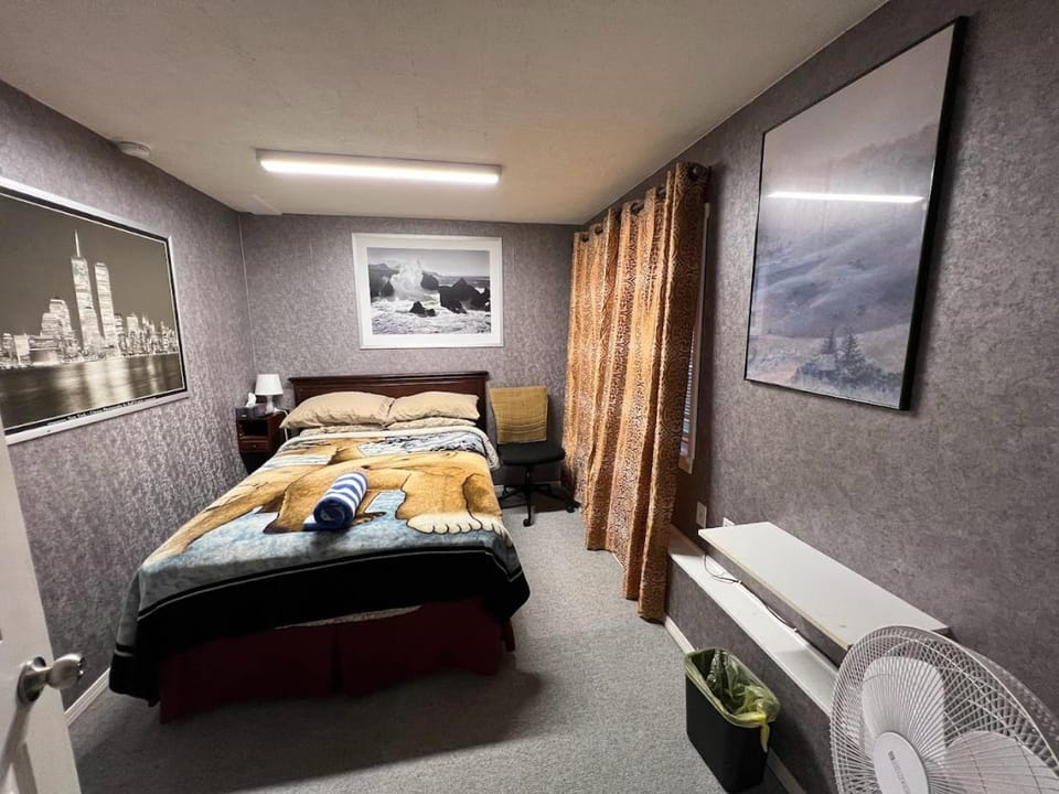 Bed, TV and multimedia, Photo of the whole room, Bedroom, towels
