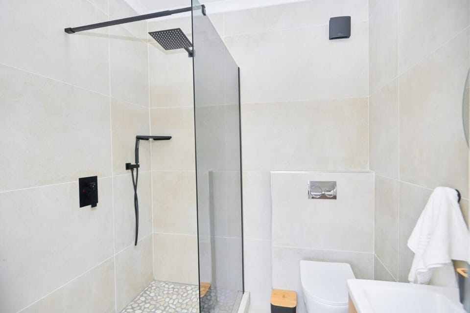 Shower, Toilet, Bathroom, towels