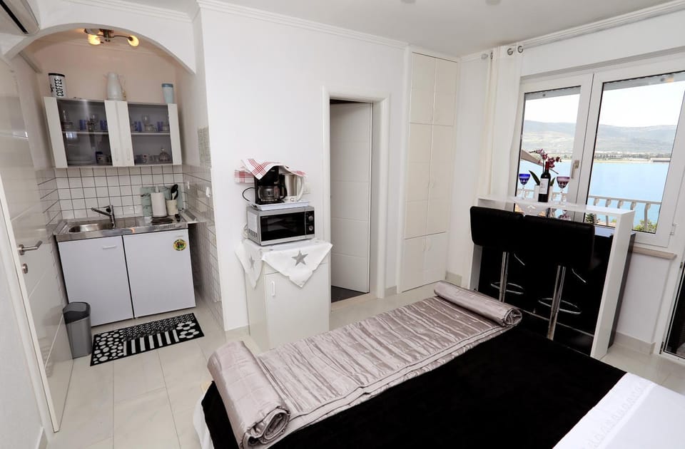 Bed, Kitchen or kitchenette, Photo of the whole room, minibar