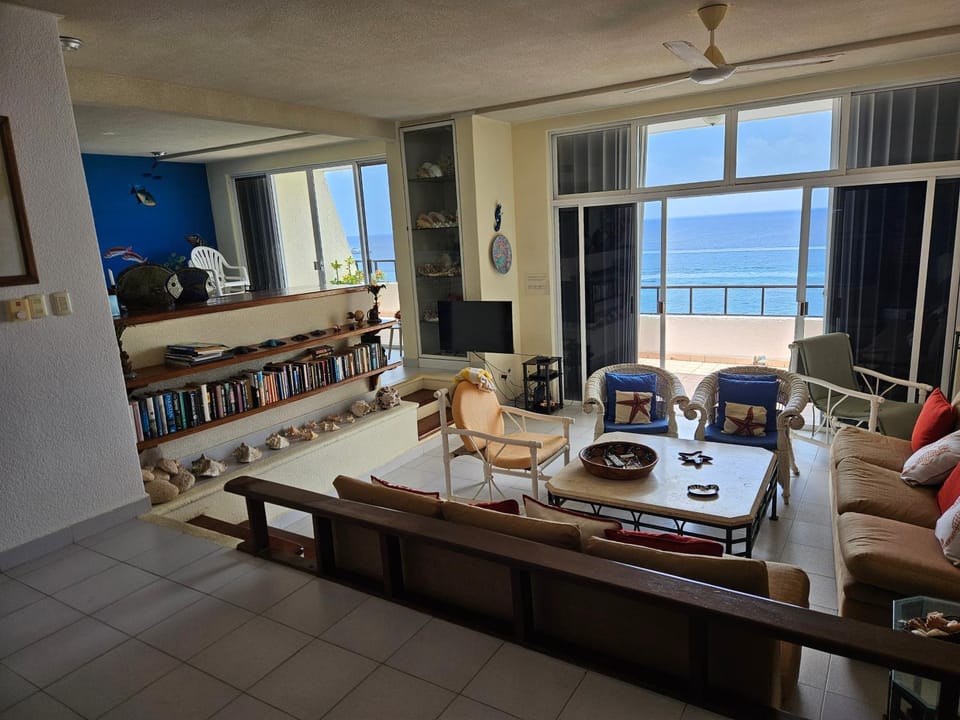 Cantamar 401, huge condo , incredible views, Sargassum Free Apartment in San Miguel de Cozumel