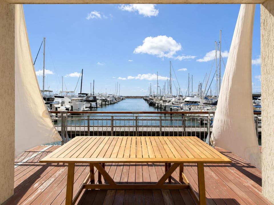 Oceanfront Wharf -Views and Sunsets Apartment in Perth