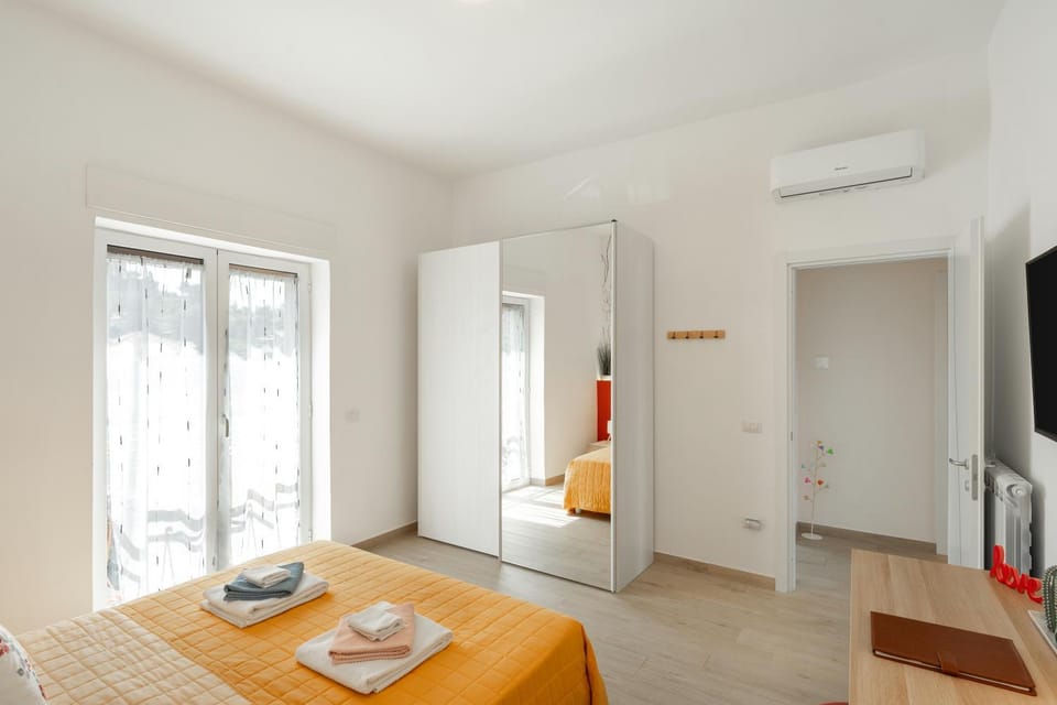 Bed, TV and multimedia, Photo of the whole room, Bedroom, towels, wardrobe, air conditioner