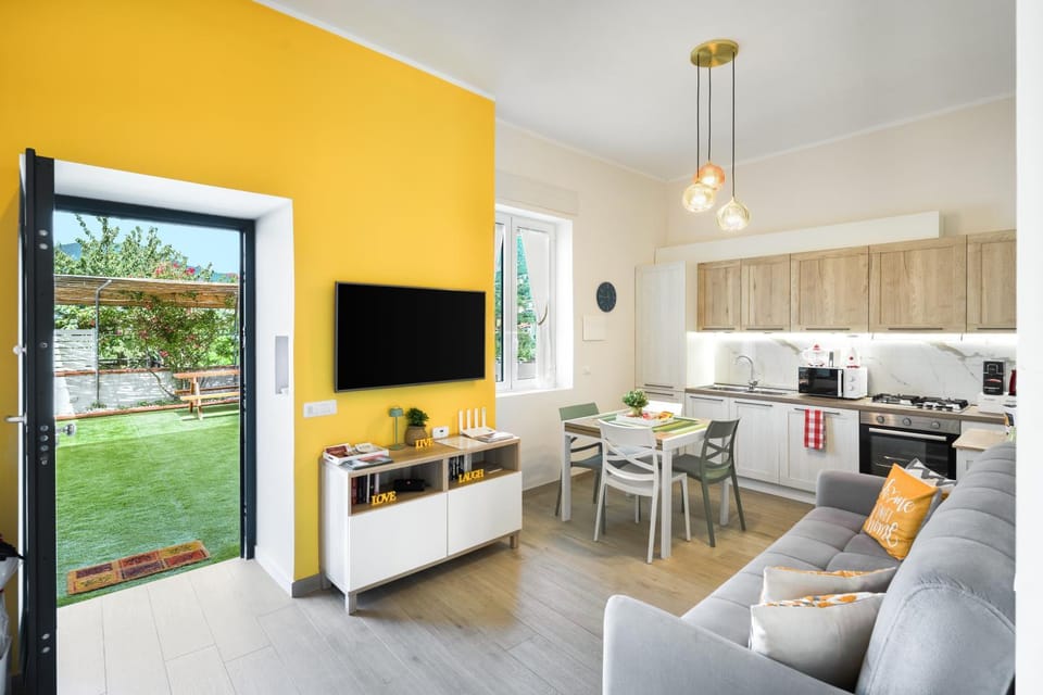 Communal lounge/ TV room, TV and multimedia, Kitchen or kitchenette, Living room, Seating area, Dining area, dishwasher, oven, stove
