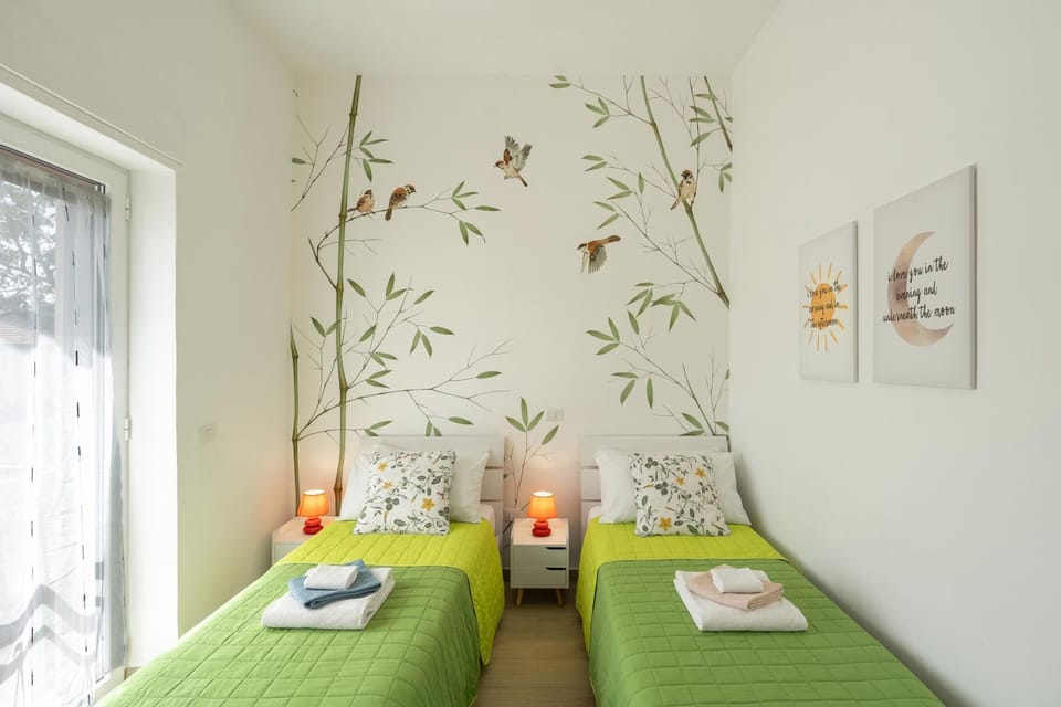 Bed, Photo of the whole room, Bedroom, towels