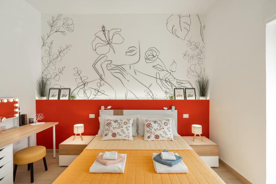 Bed, Photo of the whole room, Decorative detail, Bedroom, towels