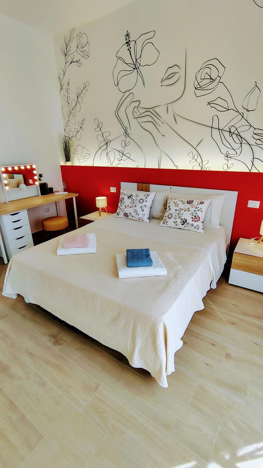 Bed, Photo of the whole room, Bedroom, towels