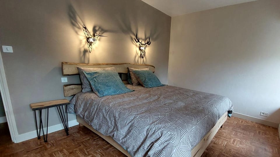 Photo of the whole room, Bedroom