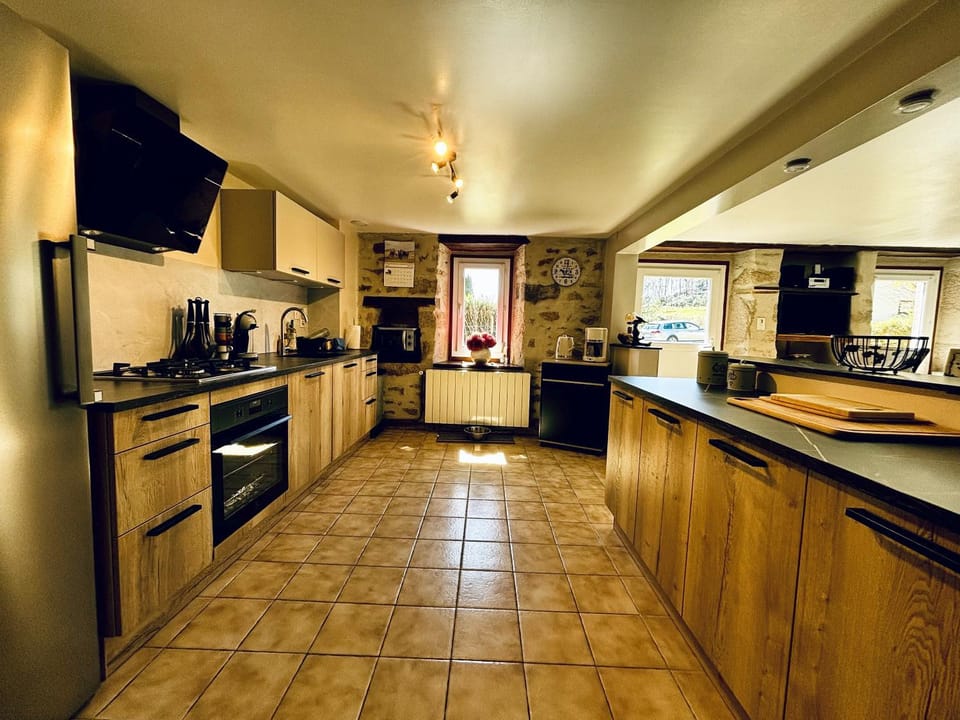 Coffee/tea facilities, microwave, oven, stove, kitchen