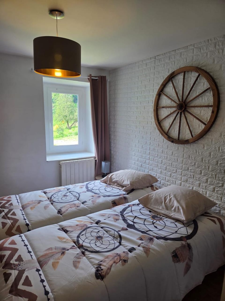 Photo of the whole room, Bedroom