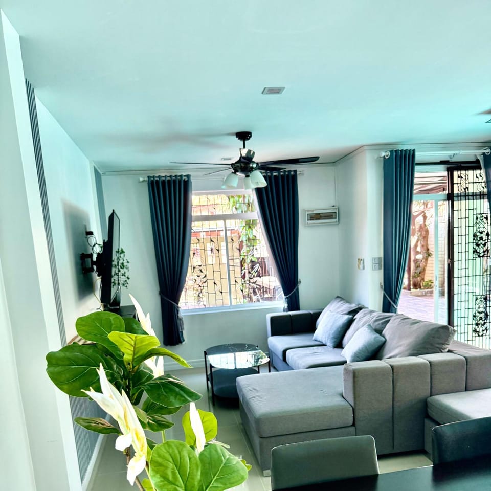 Warisa Happy Pool Villa Near Pattaya Beach Villa in Pattaya City