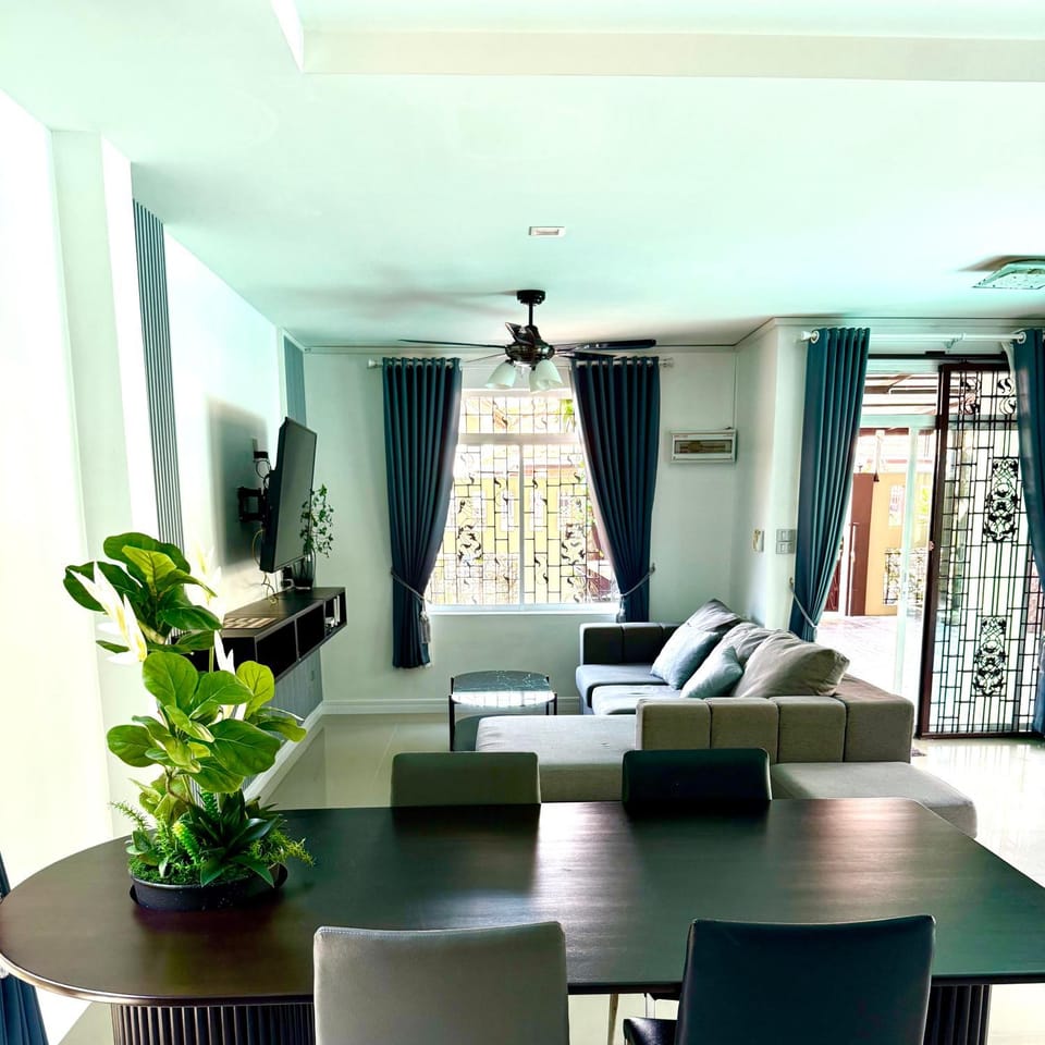 Warisa Happy Pool Villa Near Pattaya Beach Villa in Pattaya City